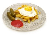 Bratkartoffeln mit Spiegelei, Gurke und Ketchup