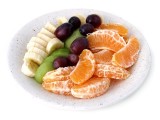 Banane Kiwi Clementine und Weintrauben (rot)