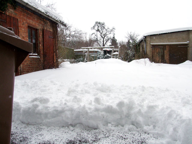 Winter – Schnee im Hof