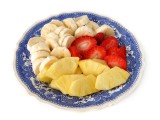 Obstteller: Banane, Erdbeeren, Ananas