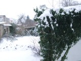 Hinterhof im Dezember mit Schnee