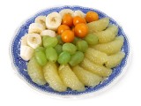 Obstteller: Banane, Sweetie, Physalis und Weintrauben