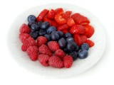 Obstteller: Himbeeren, Blaubeeren und Erdbeeren