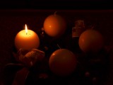 Eine Kugel-Kerze am Adventskranz