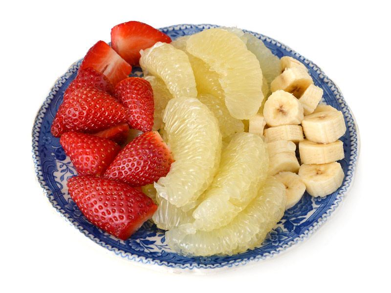 Obstteller: Banane, Sweetie und Erdbeeren