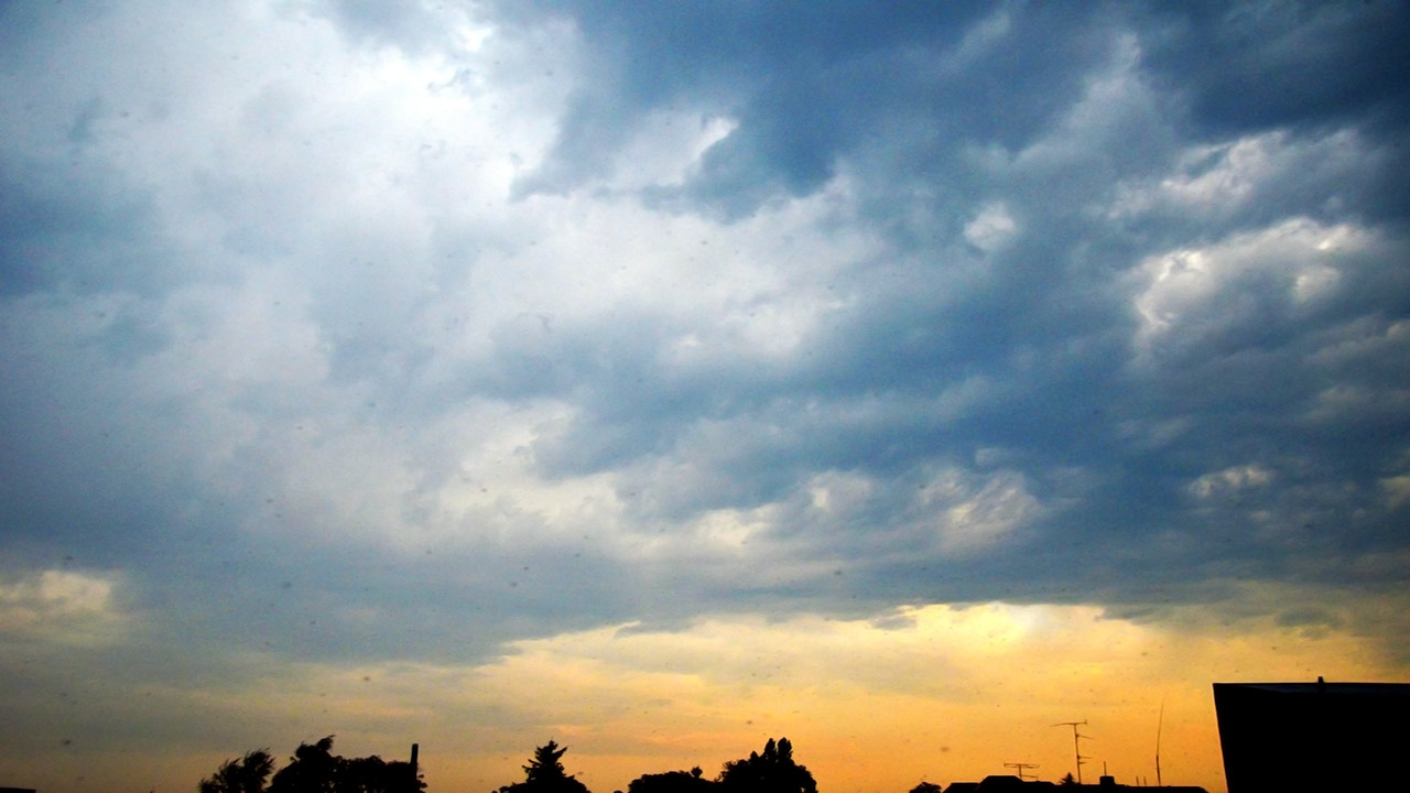 Hinterhof mit Wolken und Regen August 2012