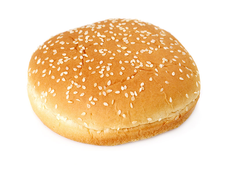 Ein Burger-Brötchen mit Sesam