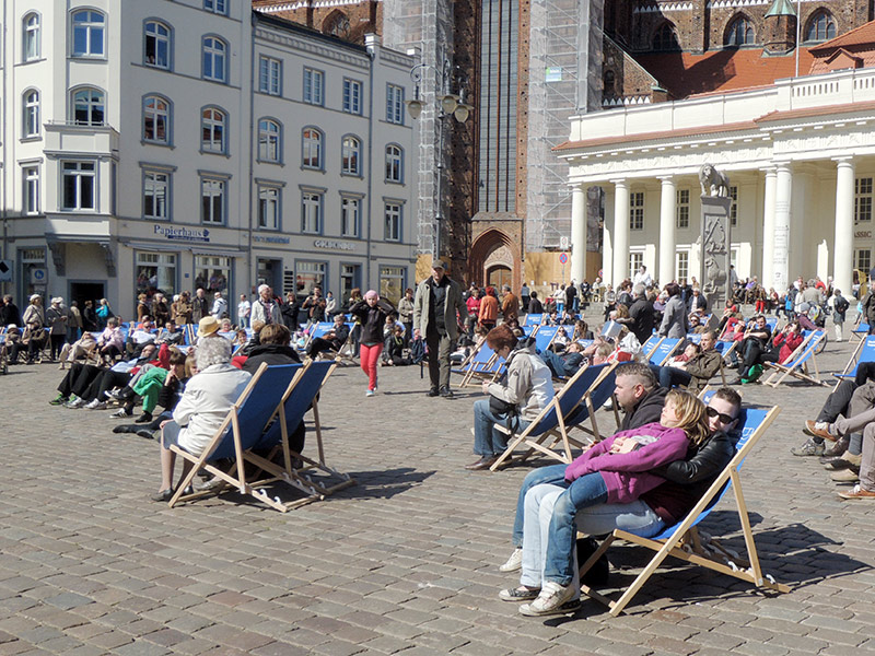 Schweriner Kultur- und Gartensommer 2013 – Publikum auf dem Markt in Liegestühlen