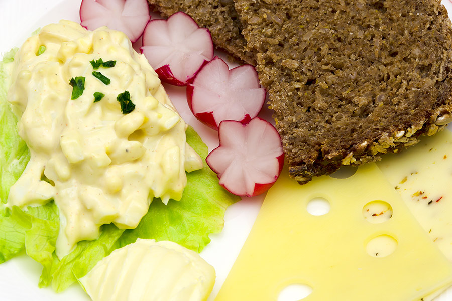 Abendbrot – Brot, Käse, Eiersalat und Butter