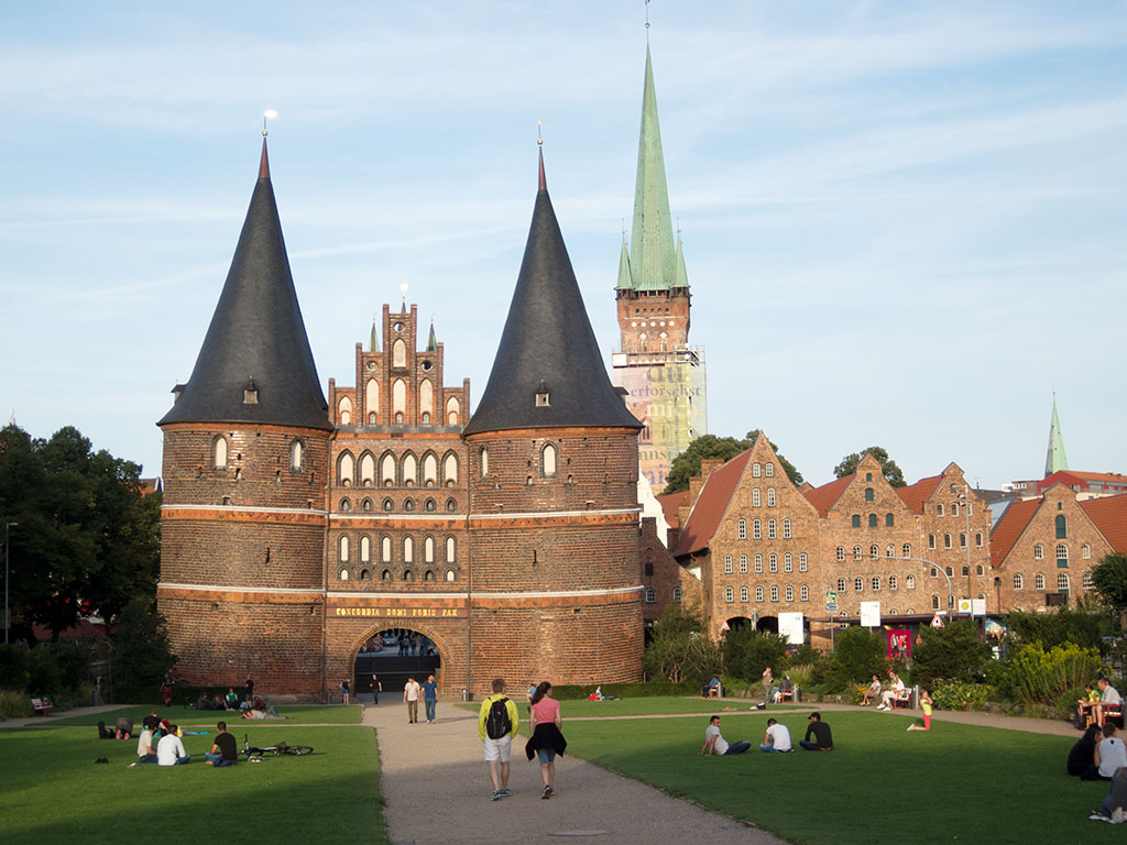 Lübeck – Holstentor mit Petrikirche und Salzspeicher