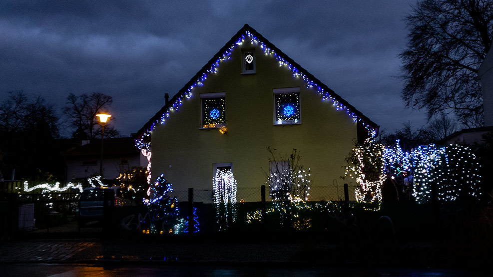 Haus mit Lichterketten